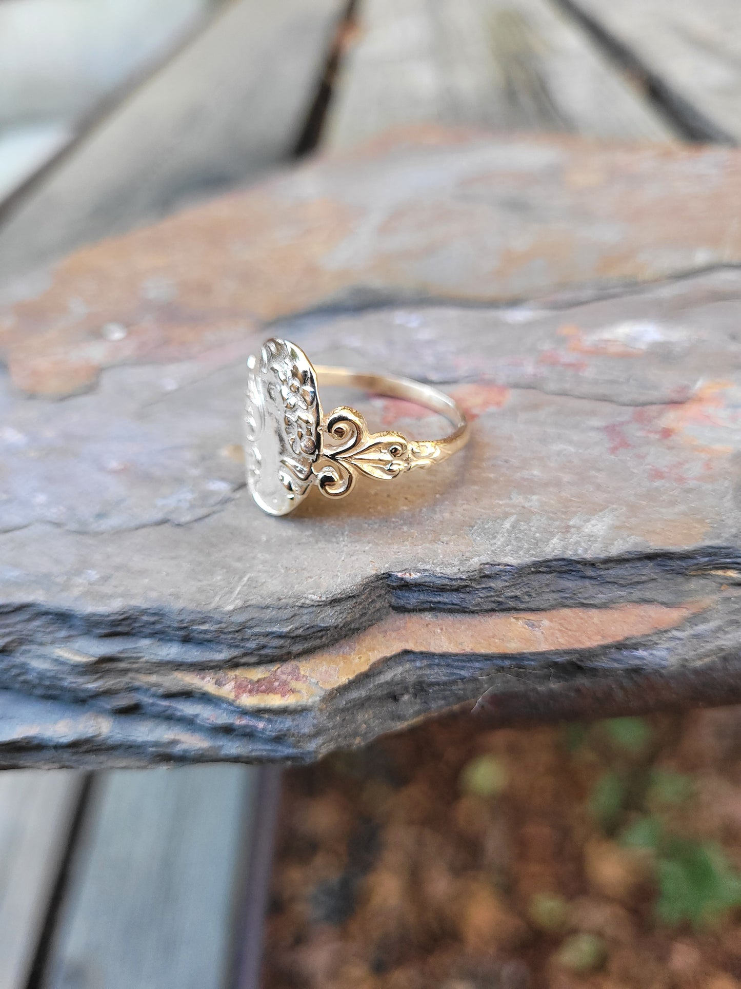 The romantic. Dainty 14k gold art nouveau ring Size 9.5