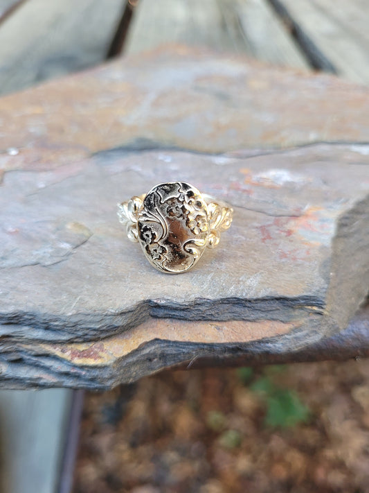 The romantic. Dainty 14k gold art nouveau ring Size 9.5