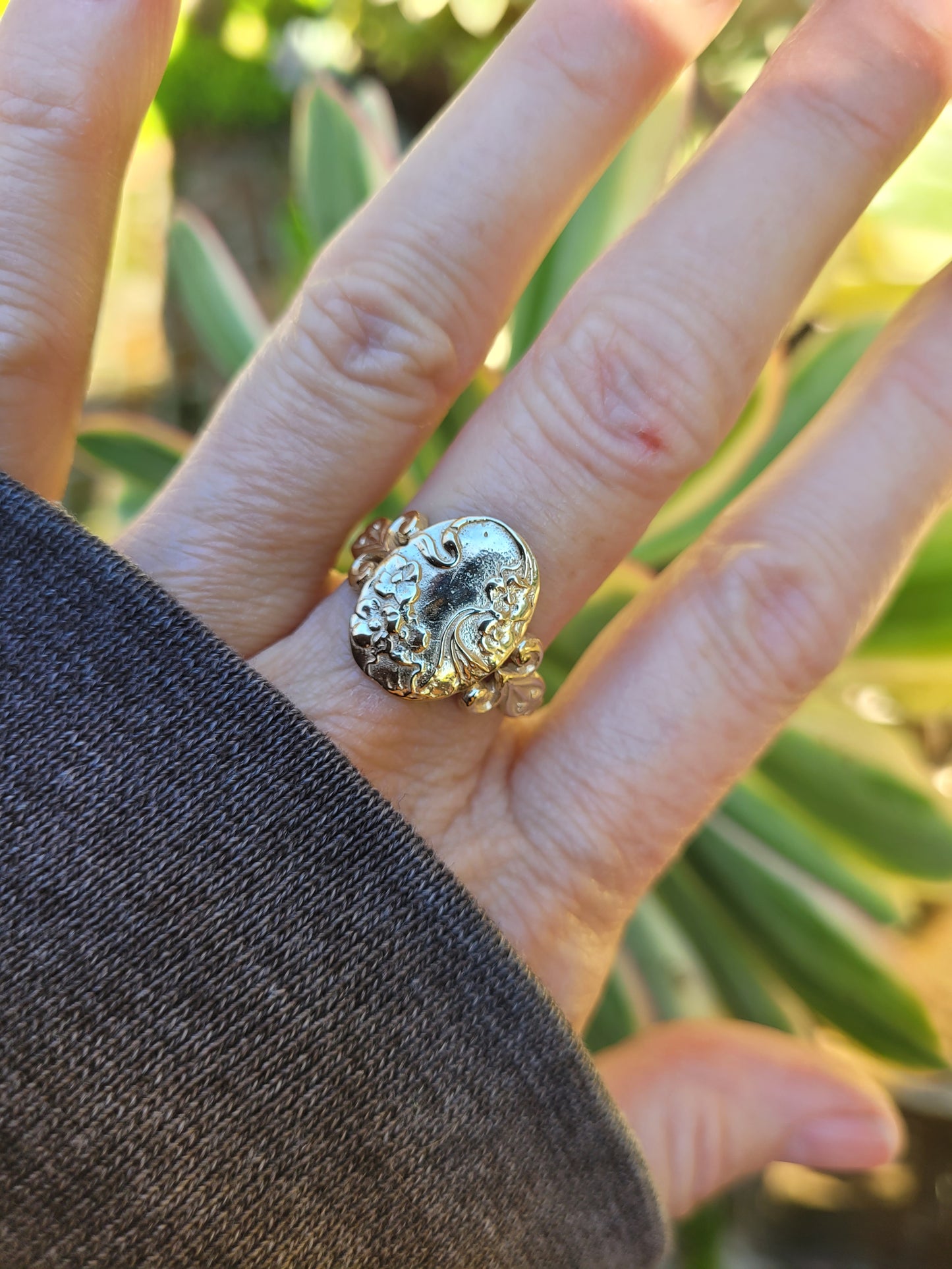 The romantic. Dainty 14k gold art nouveau ring Size 9.5